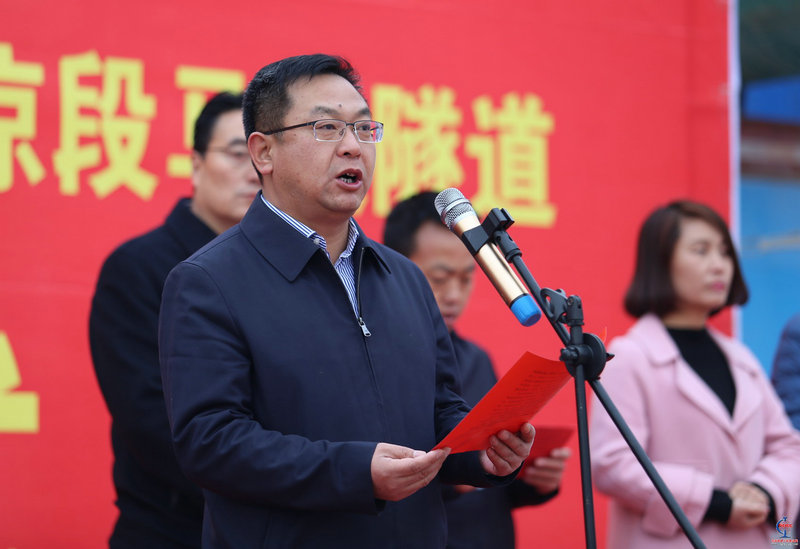 2、甘肅省公路建設管理集團有限公司總經理張曉軍在貫通典禮上講話。.jpg