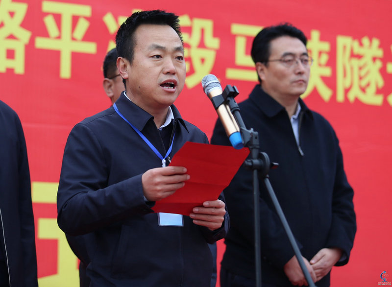 1、圖為中鐵直來直去下一局三公司副總經理、項目經理魏惠民主持貫通慶典儀式。.jpg
