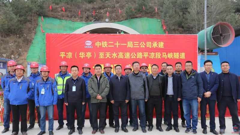9、參加慶典的各位領導與建設者合影。.jpg